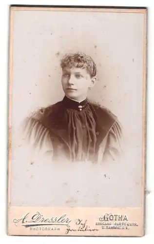 Fotografie A. Dessler, Gotha, Portrait junge Dame mit zurückgebundenem Haar