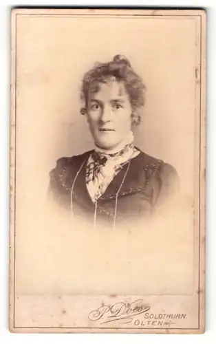 Fotografie P. Does, Solothurn, Portrait bürgerliche Dame mit hochgestecktem Haar