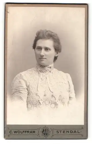 Fotografie C. Wolffram, Stendal, Portrait junge Dame in zeitgenössischer Kleidung