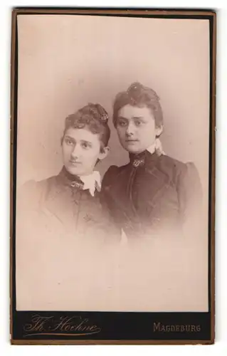 Fotografie Th. Hoehne, Magdeburg, Portrait zwei junge Damen in zeitgenössischer Kleidung