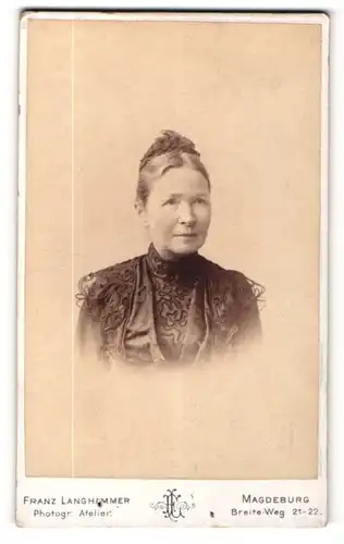 Fotografie Franz Langhammer, Magdeburg, Portrait ältere Dame im hübschen Kleid mit Haube