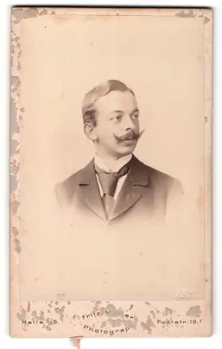 Fotografie Fritz Möller, Halle a. S., Mann mit Schnauzbart und Krawatte