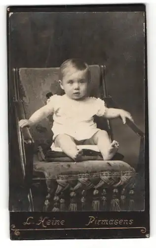 Fotografie L. Heine, Pirmasens, Kleinkind auf Stuhl sitzend