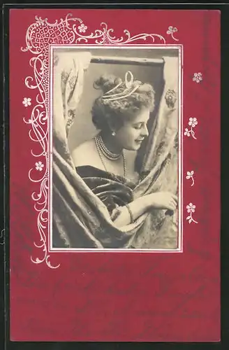 Foto-Collage-AK Frau mit Perlenkette hinterm Vorhang