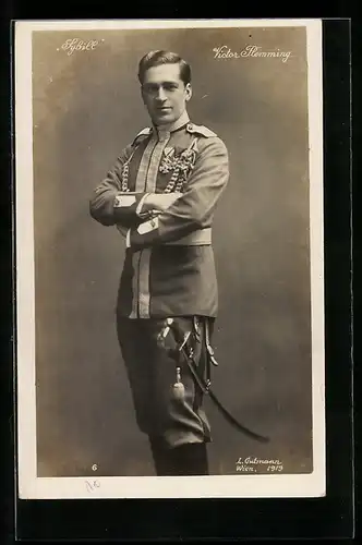 AK Operette Sybill, Schauspieler Victor Flemming in Uniform