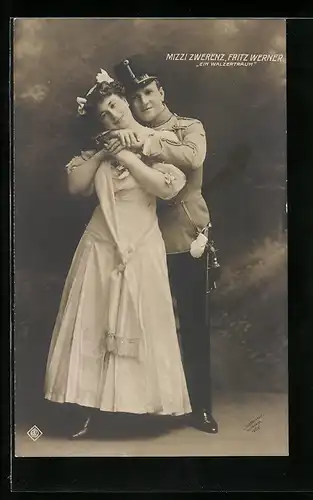 AK Operette Ein Walzertraum, Schauspieler Fritz Werner und Schauspielerin Mizzi Zwerenz liegen sich in den Armen