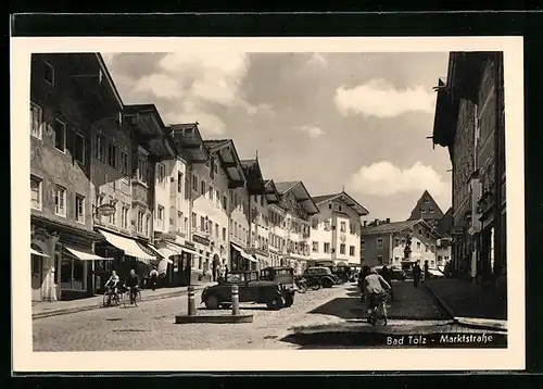 AK Bad Tölz, Marktstrasse mit Radfahrern und Autos