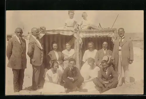 AK Urlauber an Strandkörben am Meer, Bademode