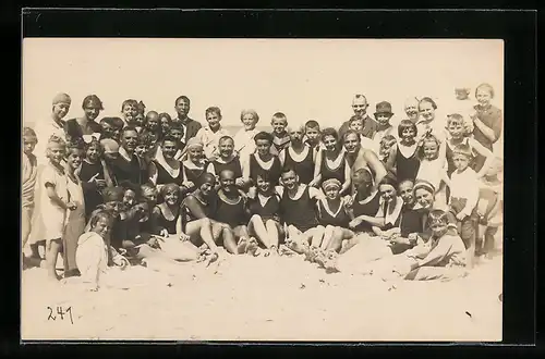 AK Urlauber in Bademode am Strand