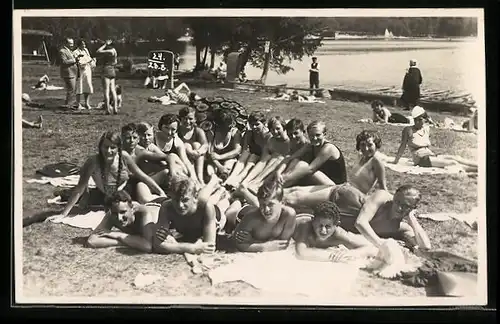 AK Junge Leute in Bademode am See auf Decken liegend