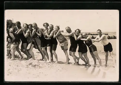 AK Frauen und Männer in Bademode am Strand