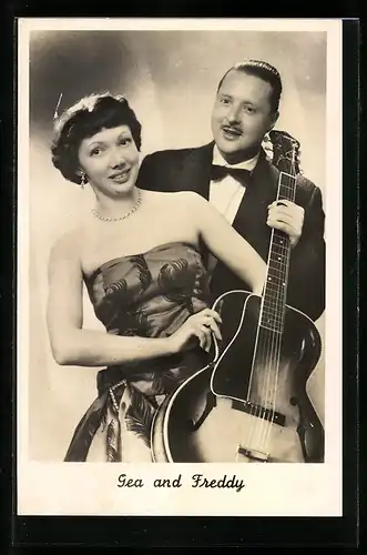 AK Musiker Gea und Freddy mit Gitarre