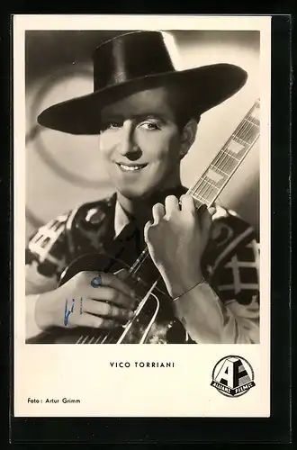 AK Schauspieler Vico Torriani mit Hut und Gitarre