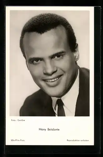 AK Musiker Harry Belafonte lächelnd in Kamera blickend