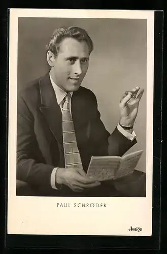 AK Paul Schröder, Halbporträt des Musikers mit Liedtext in der Hand