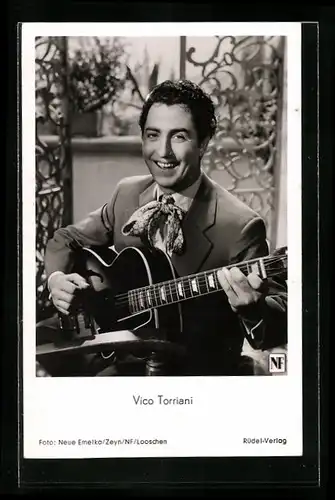 AK Musiker Vico Torriani spielt Gitarre