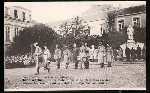 AK Bonn, Kaiser Platz, Remise de Décorations a des officiers Francais devant la statue de l`empereur Guilleaume Ier