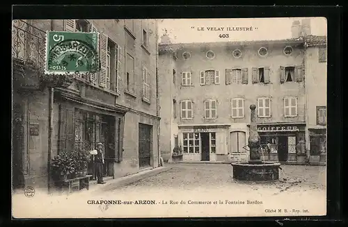 AK Craponne-sur-Arzon, La Rue du Commerce et la Fontaine Bardon