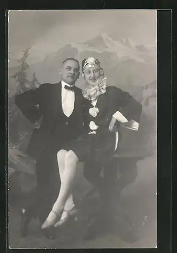 Foto-AK Ehepaar zu Fasching vor einer Studiokulisse