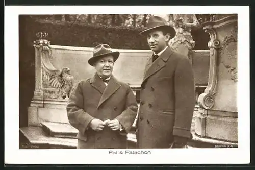AK Schauspieler und Komiker-Duo Pat & Patachon vor einem Denkmal
