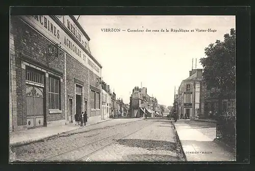 AK Vierzon, Carrefour des rues de la Republique et Victor-Hugo