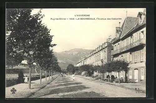 AK La Bourboule, l'Avenue des Cascades