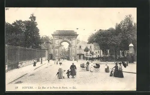 AK Nevers, La Rue et la Porte de Paris