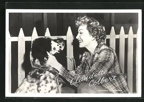 AK Schauspielerin Claudette Colbert kuschelt mit einem Jagdhund