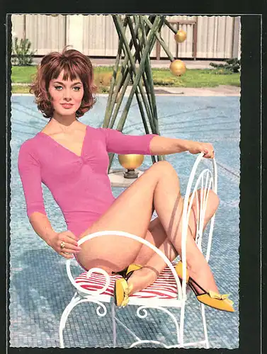 AK Schauspielerin Helga Sommerfeld im Body auf einem Stuhl im Pool sitzend