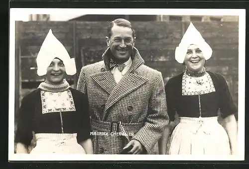 AK Schauspieler Maurice Chevalier mit zwei Frauen in Trachten