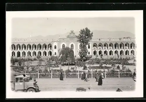 AK Teheran, Palast mit Anlagen, Strasse und Passanten