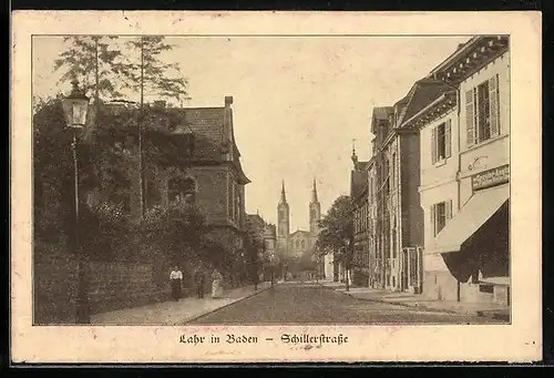 AK Lahr in Baden, Schillerstrasse mit Passanten und Kirche
