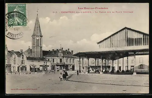 AK Rabastens-sur-L`Adour, La Halle sur la Place Centrale