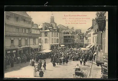 AK Bagnères-de-Bigorre, La Place de Strasbourg et la Tour des Jacobins