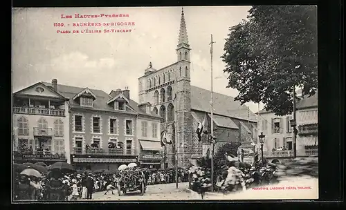 AK Bagnéres-de-Bigorre, place de l'Égise Saint-Vincent