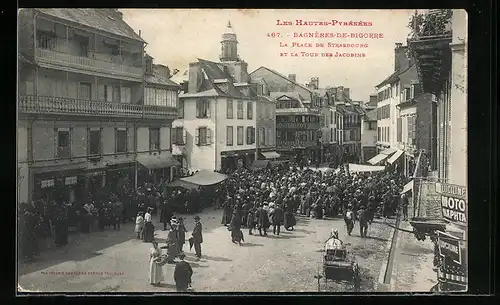 AK Bagneres-de-Bigorre, La Place de Strasbourg et la Tour des Jacobins, Pferdewagen