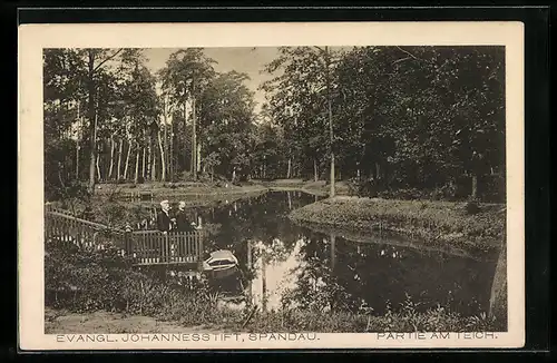 AK Berlin-Spandau, Evang. Johannesstift, Partie am Teich