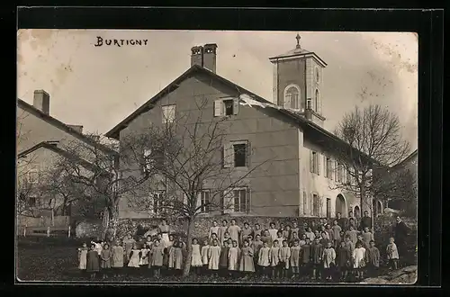 AK Burtigny, Kinder posieren vor einem grossen Gebäude