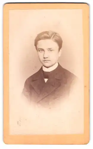 Fotografie Julius Schmidt, Mühlhausen i. Th., Junger Bursche im dunklen Anzug mit Seitenscheitel