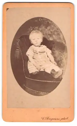 Fotografie C. Bregazzi, Langensalza, Niedliches blondes Kind im Kleid