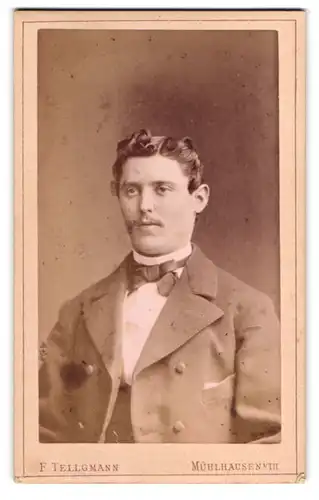 Fotografie F. Tellgmann, Mühlhausen i. Th., Jacobistrasse, Junger Mann mit gelockten Haaren und Segelohren