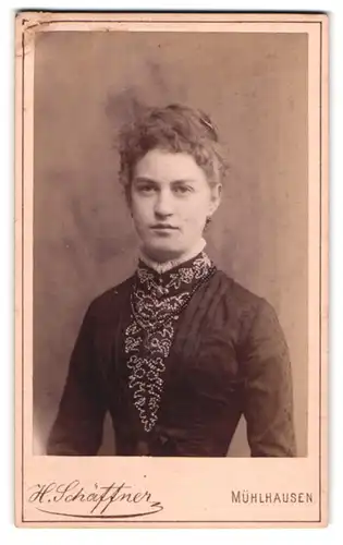 Fotografie H. Schäffner, Mühlhausen i. Thür., Dame mit Hochsteckfrisur und schwarzer Perlenkette im taillierten Kleid