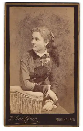 Fotografie H. Schäffner, Mühlhausen i. Thür., Junge Dame mit Kreuzkette und langen gelockten Haaren