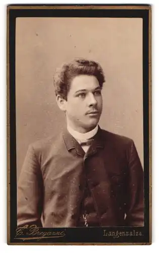 Fotografie C. Bregazzi, Langensalza, Junger Mann mit Schnurrbart und Fliege