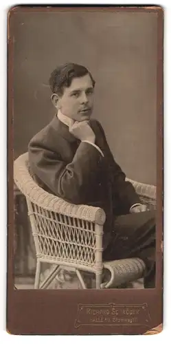 Fotografie Richard Schröder, Halle a. S., Steinweg 17, Junger Mann im schwarzen Anzug mit Schnurrbart