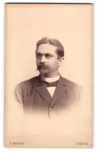 Fotografie J. Maas, Lübeck, Breite Str. 37, Mann mit Ziegen- und Schnurrbart und Brille