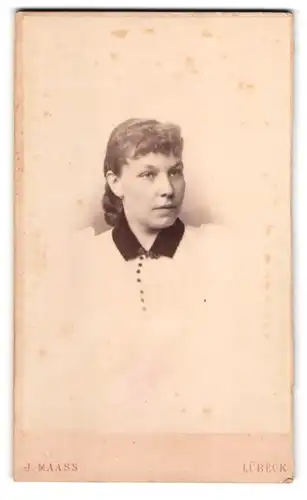 Fotografie J. Maas, Lübeck, Breitestr. 37, Junge Frau in weissem Kleid mit schwarzem Kragen