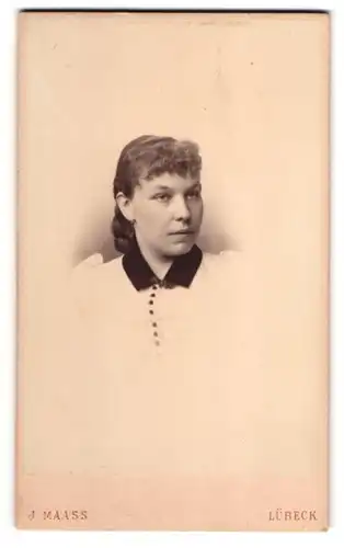 Fotografie J. Maas, Lübeck, Breite Str. 37, Junge Dame mit Locken und weissem Kleid