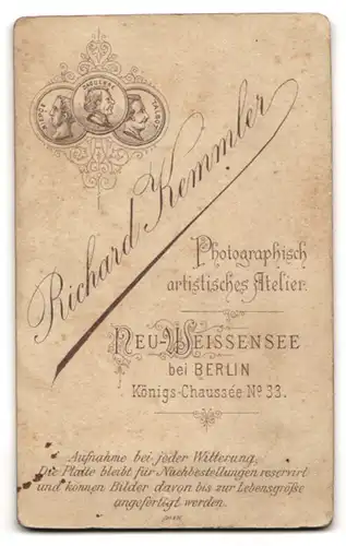 Fotografie Richard Kemmler, Neu-Weissensee, Königs-Chaussée 33, Mann mit Mittelscheitel in hellem Anzug