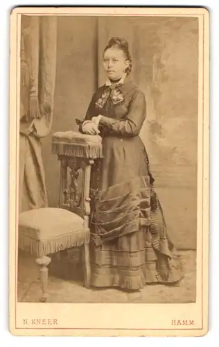 Fotografie N. Kneer, Hamm, Markt 74, Dame mit Hochsteckfrisur in Kleid und Halstuch